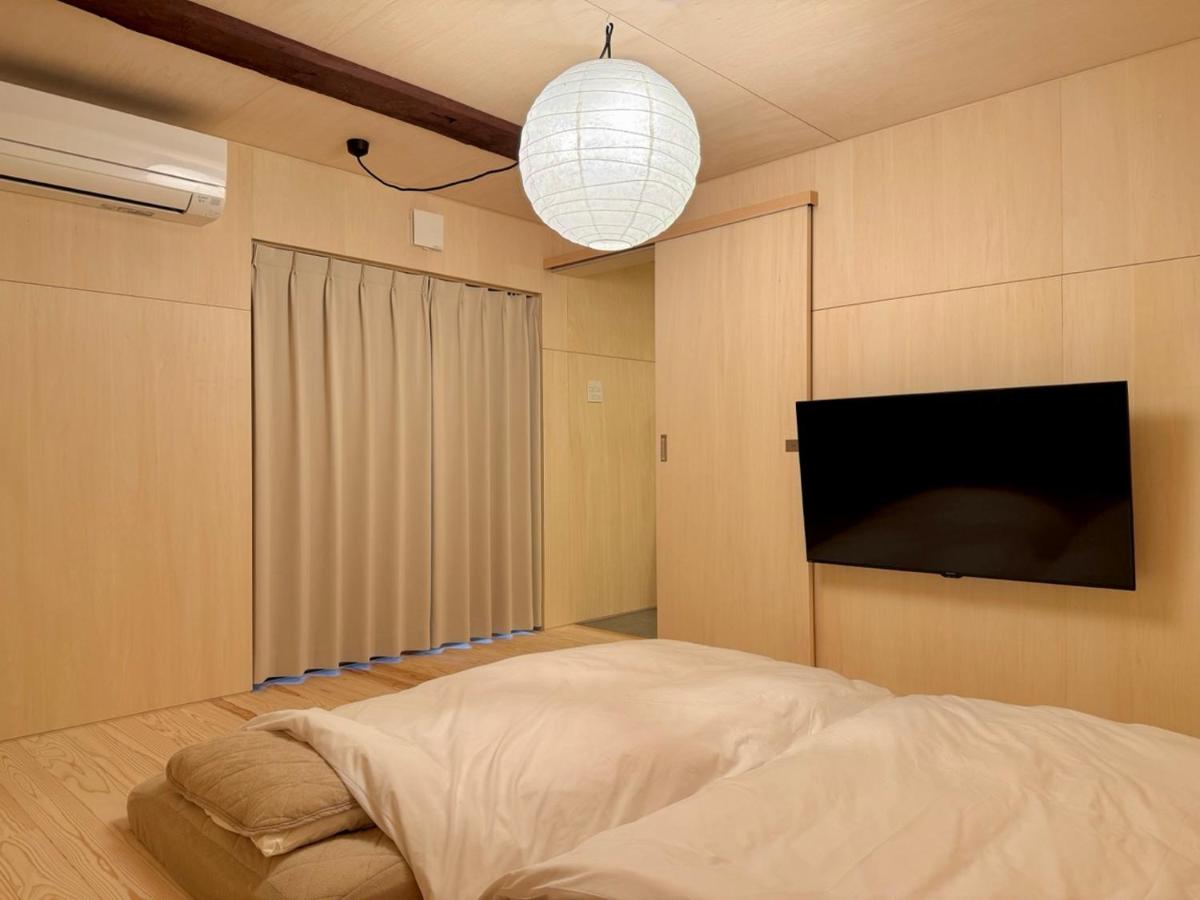 Tweepersoonskamer met 2 Aparte Bedden en Eigen Badkamer