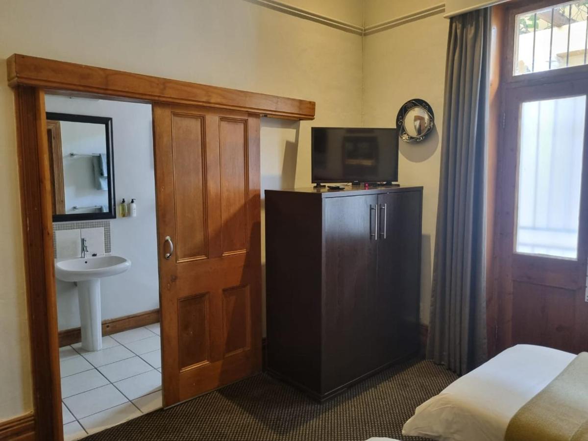 Zimmer mit Kingsize-Bett