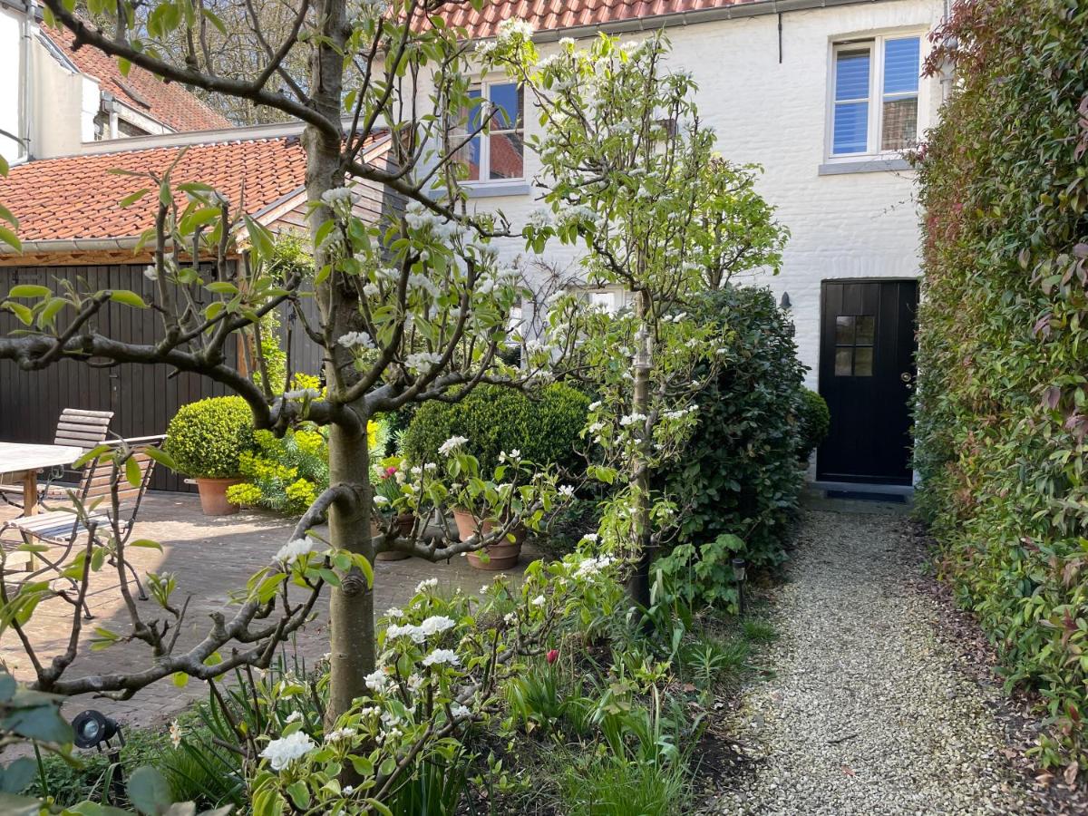 The Herring's Residence - Stylish Private Cottage with Breakfast in Historic Center - Adults-Only - Chambres d’hôtes Bruges