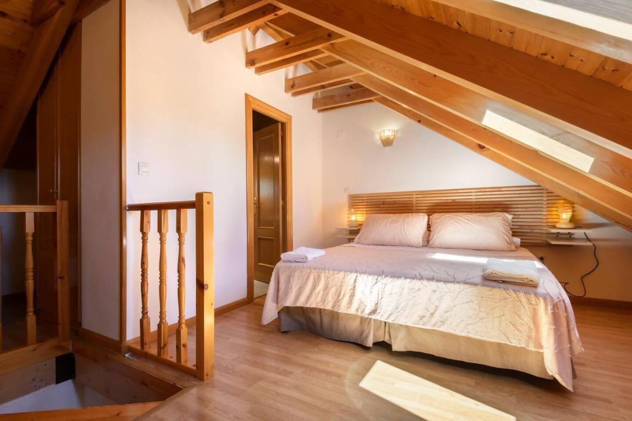 Ático abuhardillado l Céntrico l Garaje l Trastero - B&B Biescas