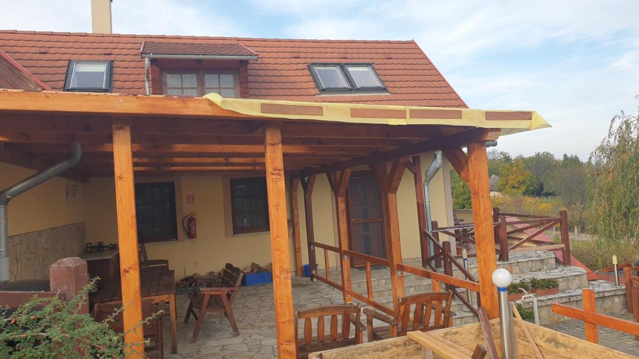 Szabó Pince Vendégház - B&B Balatonederics