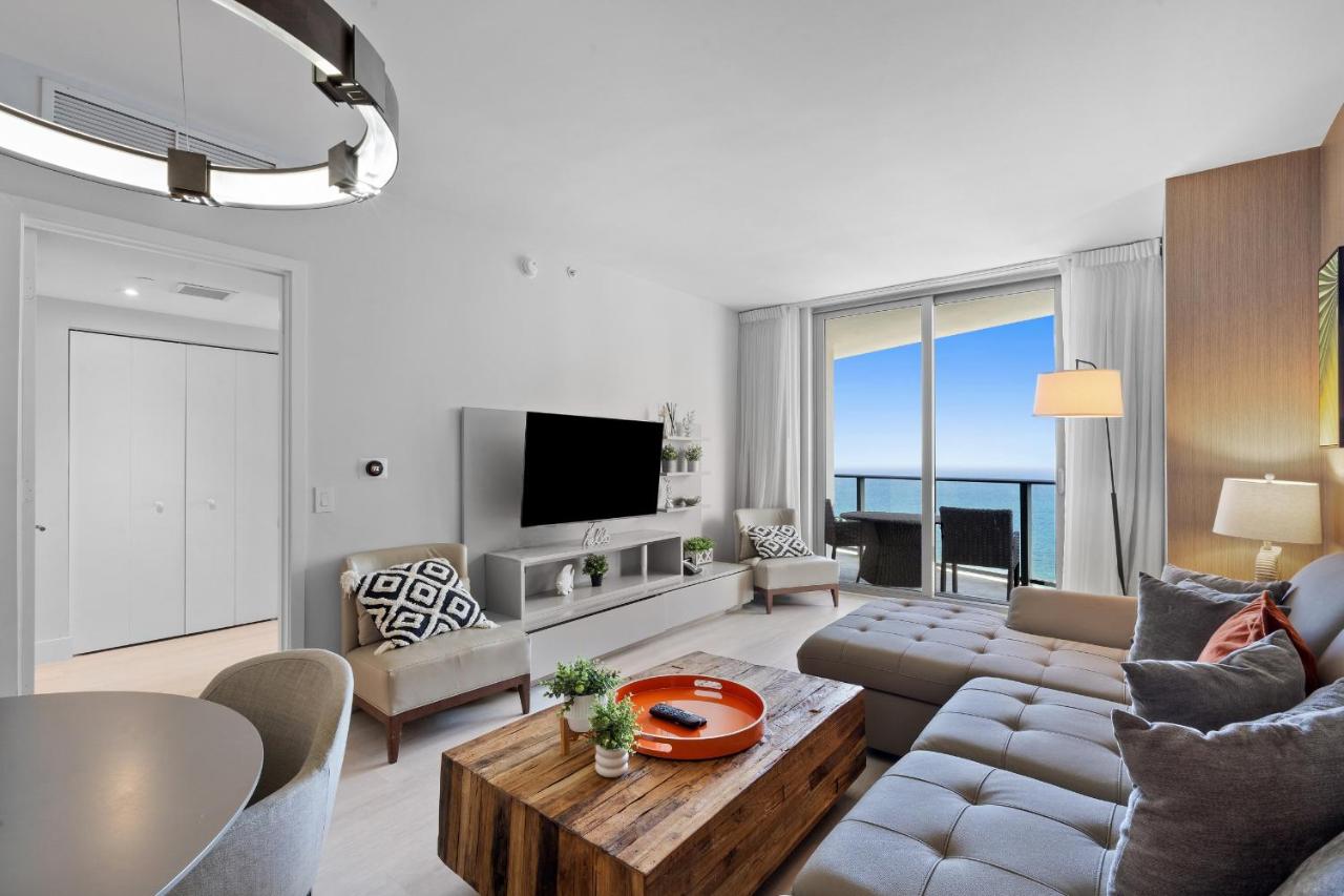 Picturesque Beachfront Condo - LOVELY 2BD and 2BA APT WITH DIRECT OCEAN VIEW - B&B Hollywood