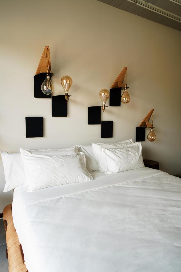 Zimmer mit Kingsize-Bett und Gartenblick.