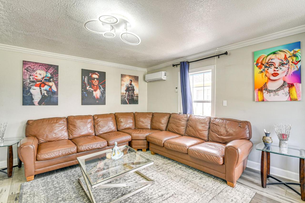 Walk to Harrisburg Blvd: East Downtown Houston Apt - B&B Houston