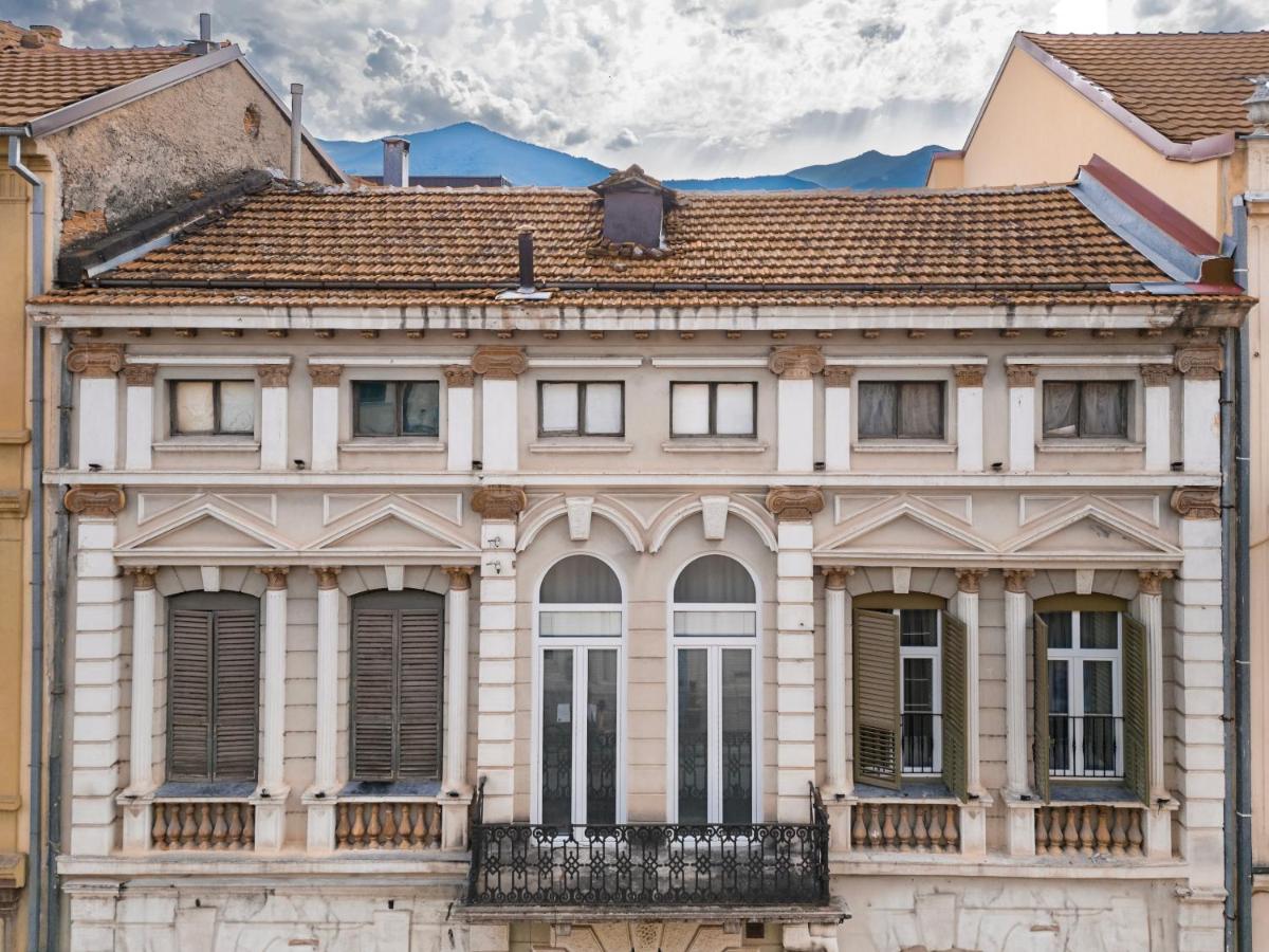 One-Bedroom Deluxe Apartment