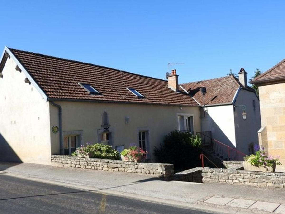 Gîte paisible avec 2 chambres et cour, au-dessus de la mairie, près de Langres - FR-1-611-22 - B&B