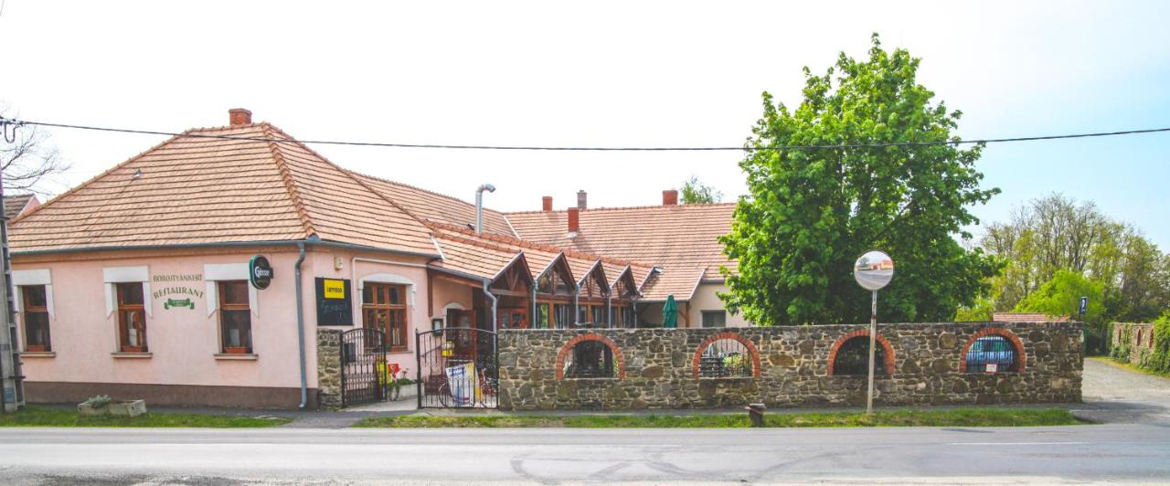 B&B Sitke - Borostyánkert Étterem & Vendégház - Bed and Breakfast Sitke