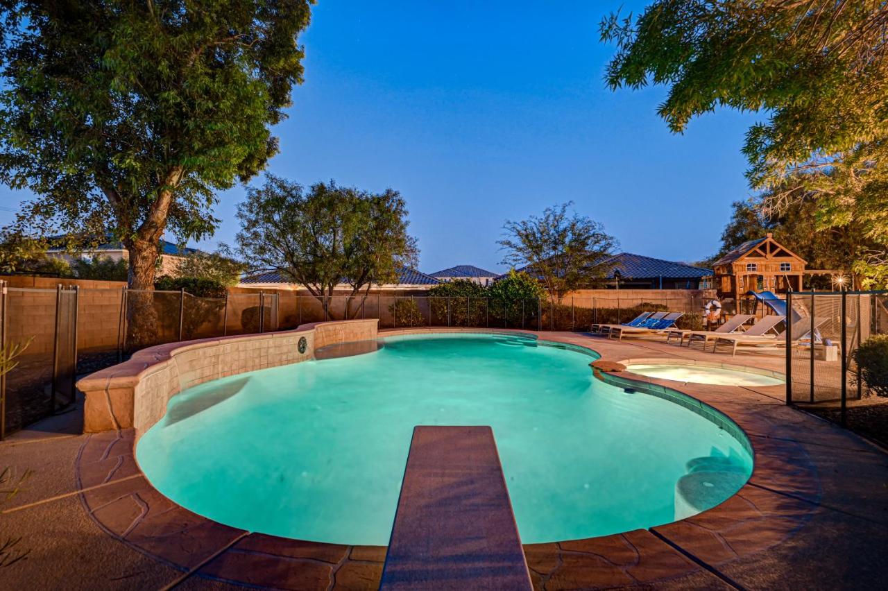 Luxury 6 BR Home Large Pool & Spa with Grassy Yard - B&B Las Vegas