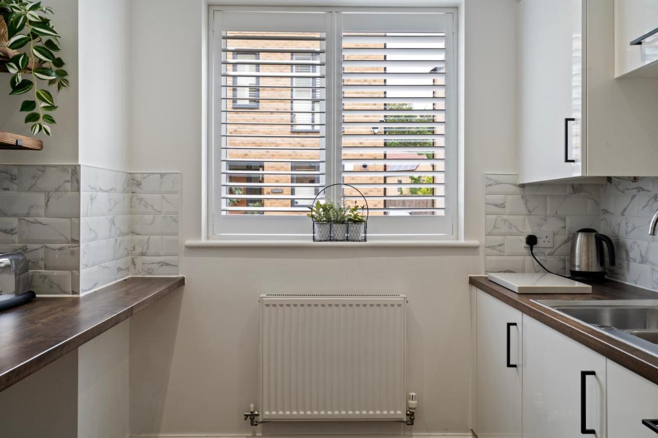 London 4-Bed in Coulsdon, 20 mins Gatwick, Parking - B&B Coulsdon