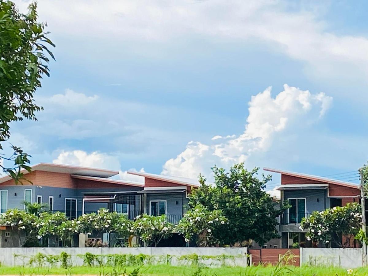 Villa Rajapruek Private Villa 3 houses combine near Airport - Bed and Breakfast Chiang Mai