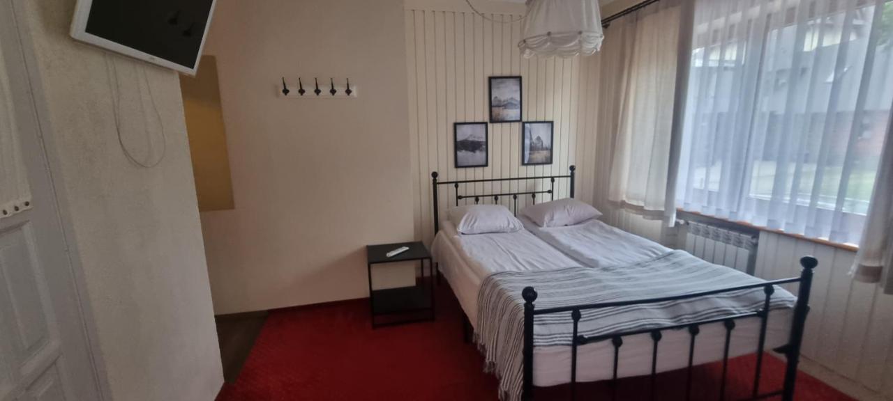 Family Apartment with 2 Bedrooms and Shared Kitchen