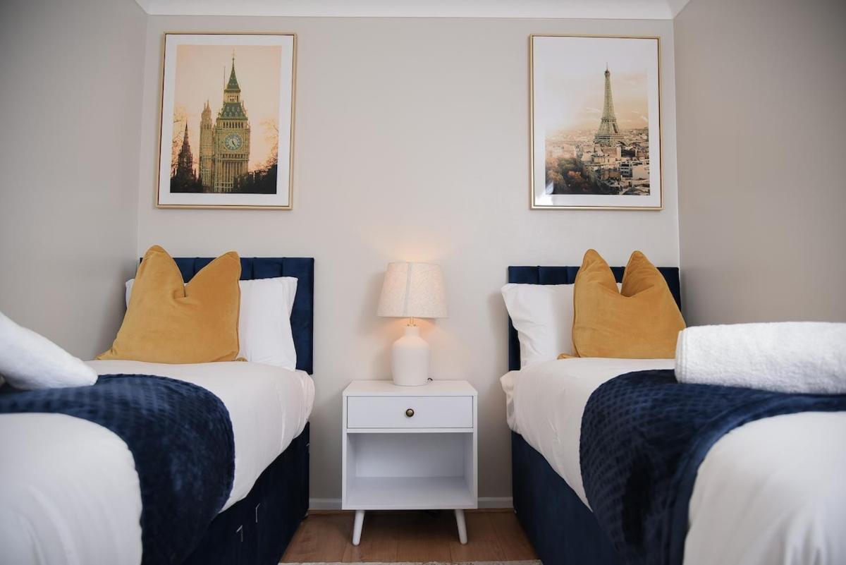 Cosy Luxe 3Bed Retreat Hot Tub BBQ Parking Near Town Perfect for Contractors Families Short & Long Stay - Chambres d'hôtes Hythe