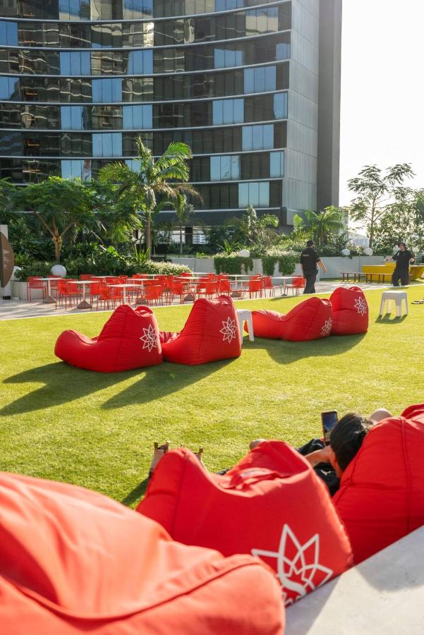 Skyscraper Cinema - Dream a thousand city lights - B&B Brisbane