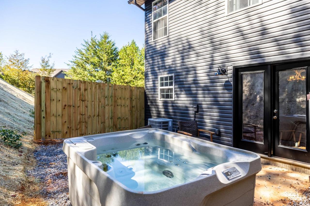 Peaceful Getaway Hot Tub Perfect Location - Bed and Breakfast Sevierville