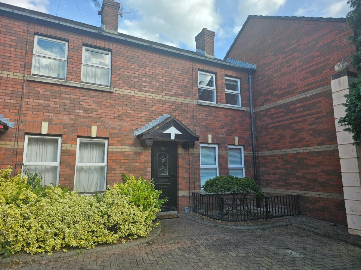 Stylish home in trendy area close to city centre, with parking - B&B Belfast