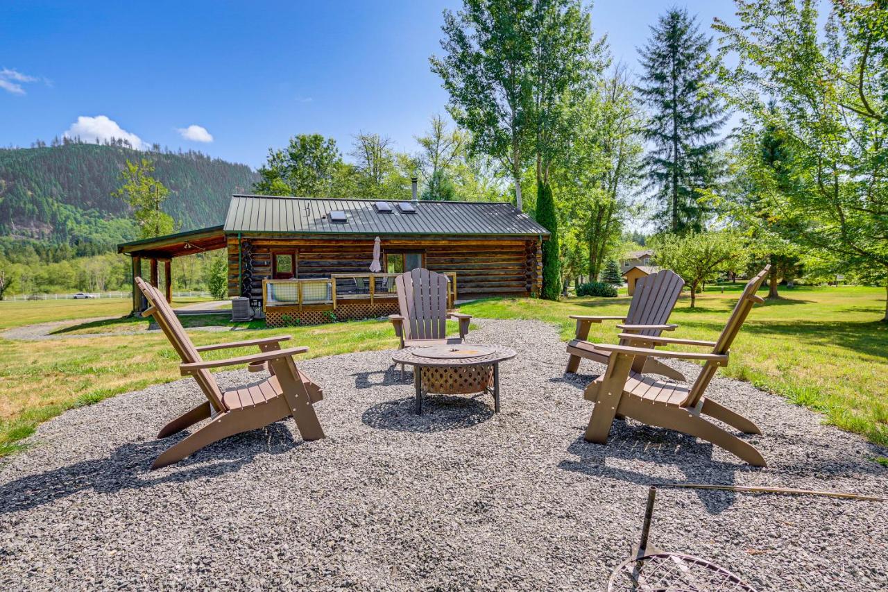 Dog-Friendly Arlington Cabin with Private Hot Tub! - B&B