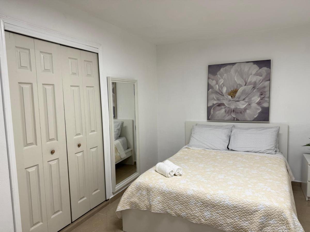 Hollywood Apartments - C - B&B