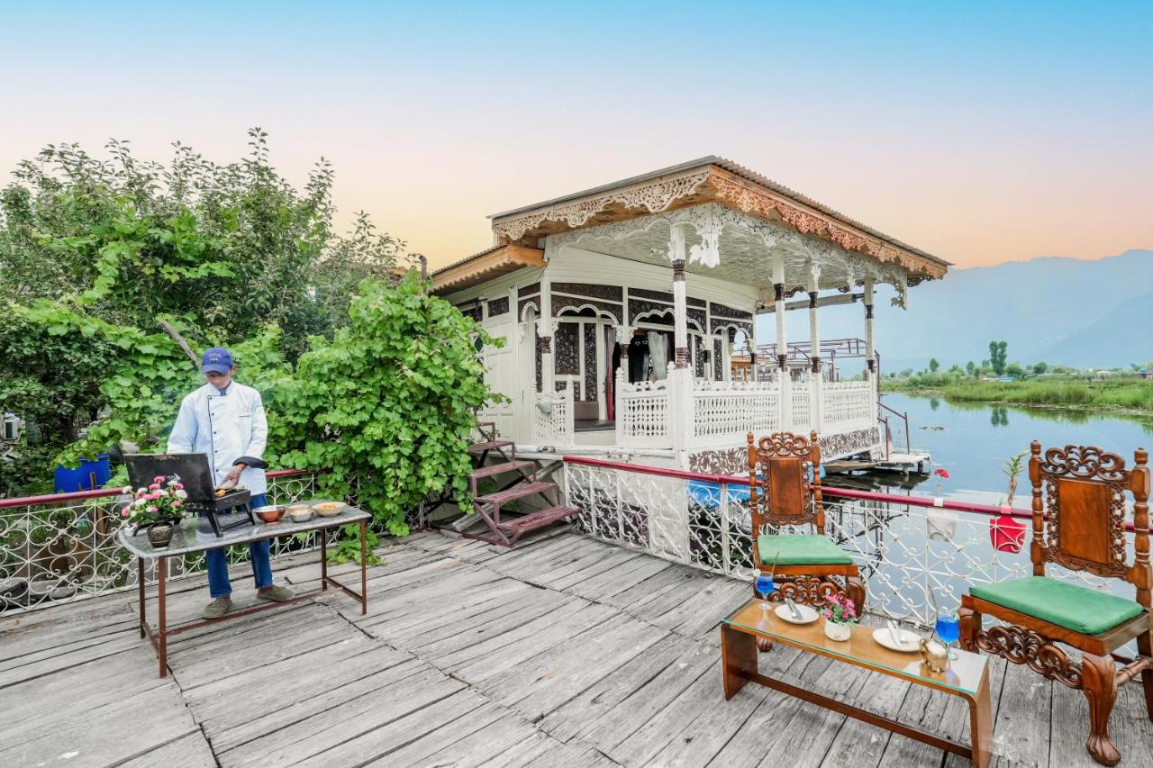 SaffronStays Kingori Houseboat - luxury houseboat with private deck, shikara high tea & lake views - Chambres d'hôtes Srinagar