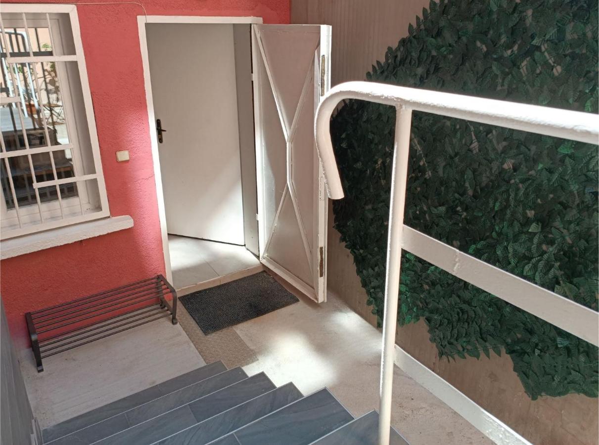 Wendy House - Central Sofia - 3BRDR - Private Courtyard - 5 min to Vitosha blvd - B&B Sofía