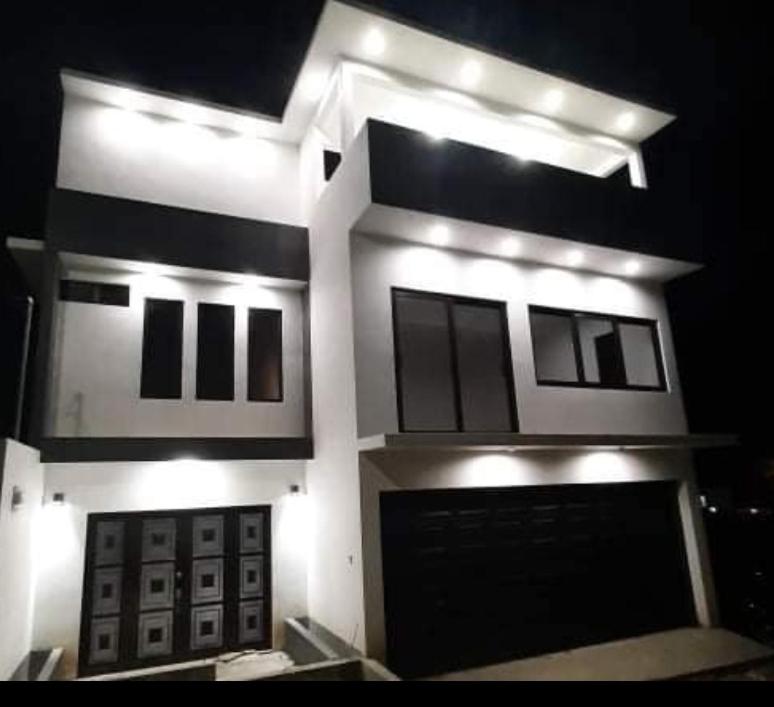 De León Home, a 4 minutos del aeropuerto - B&B Las Victorias