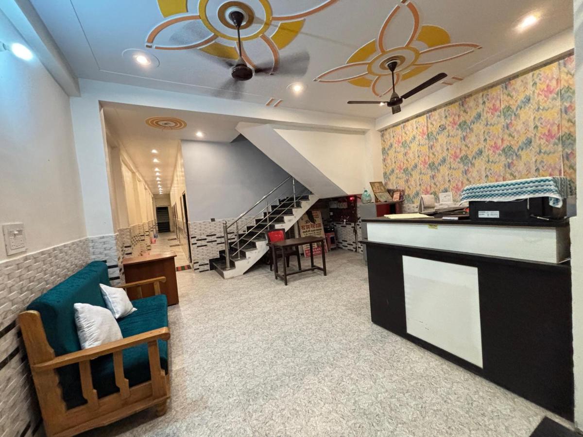 Rudra Prabha Guest House front of VIP gate number 11 Ram Mandir 200 meter Ram mandir 400 meter hanumangadi 350 meter Ayodhya dham railway station - B&B