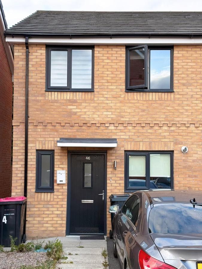 Modern Home with Private Garden and Car Park in Manchester - B&B Little Hulton