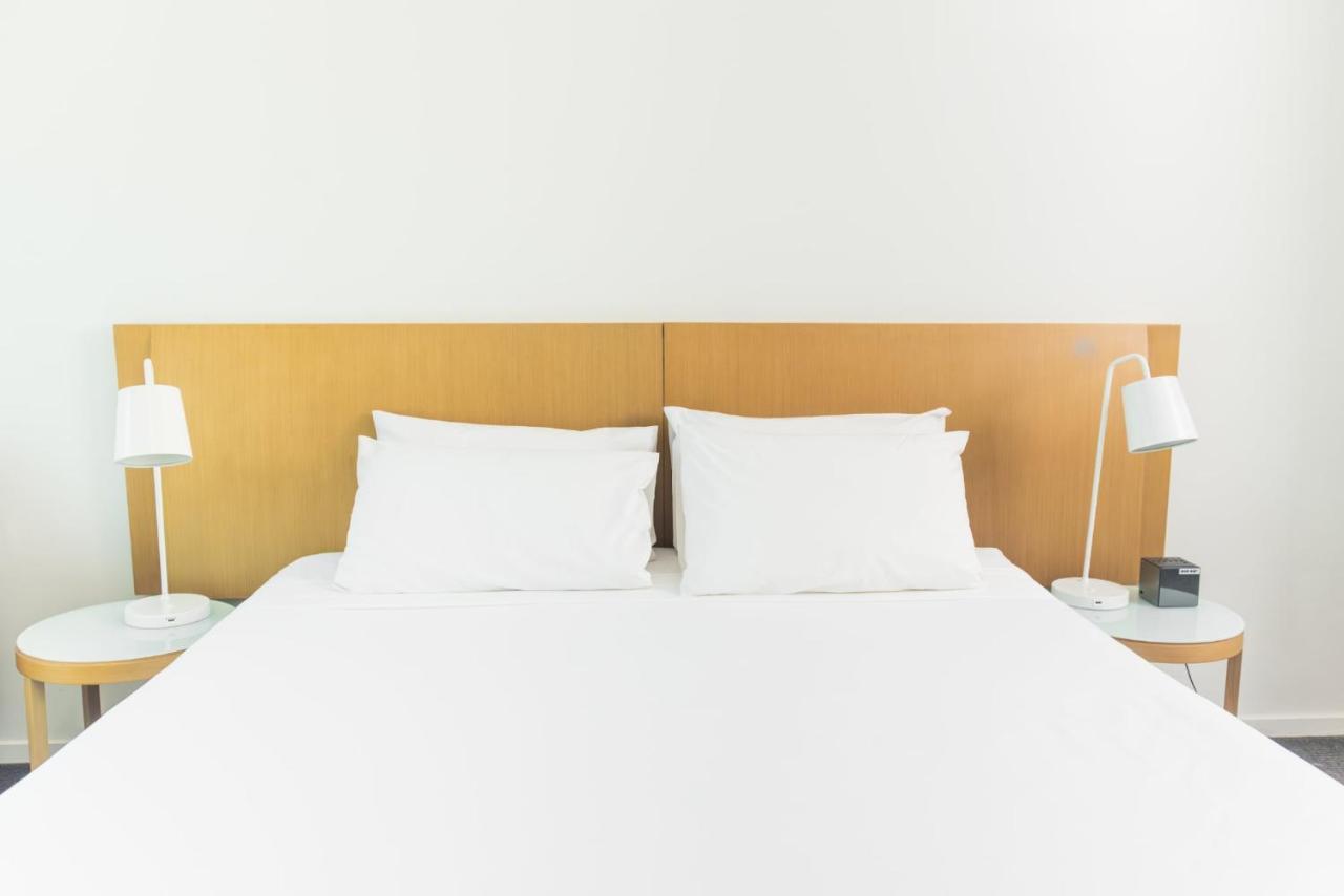 Habitación con cama extragrande y vistas al mar