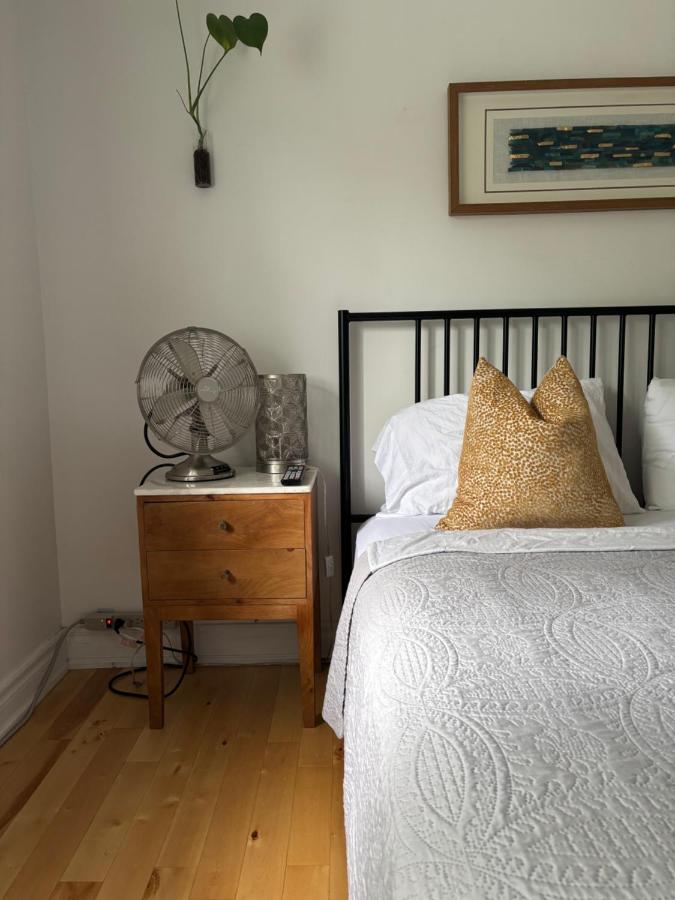 Clearbrooke Gem- Bright Private Bedroom close to YYZ - Bed and Breakfast Toronto
