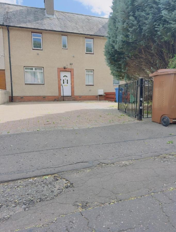 Rosyth 3 Bedroom home-Near Edinburgh & M90 With Free Parking - B&B