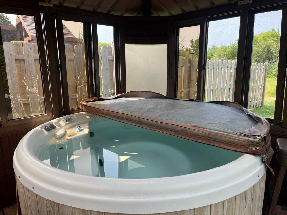 La campagne en ville avec spa - Bed and Breakfast Laval