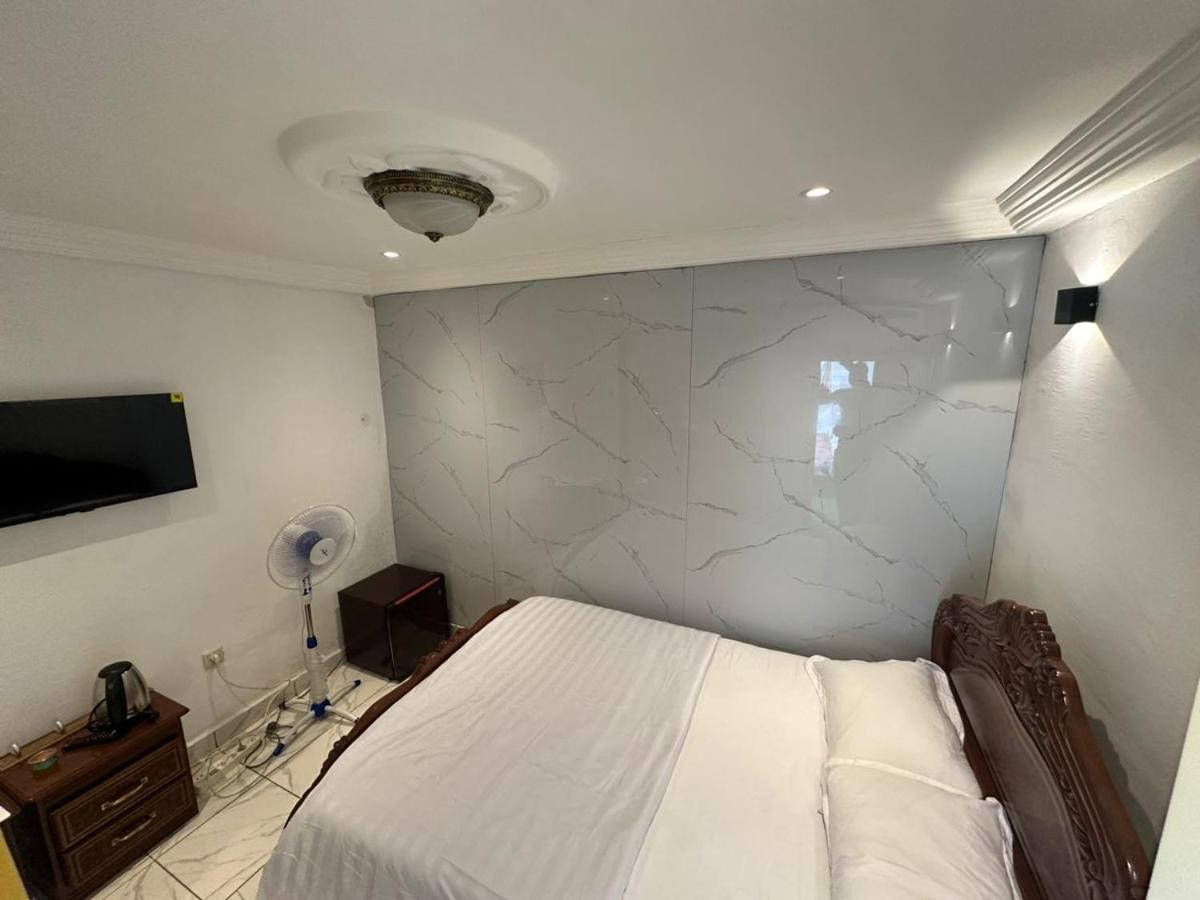 Luxury Villa AC Ensuite Room 8 - B&B