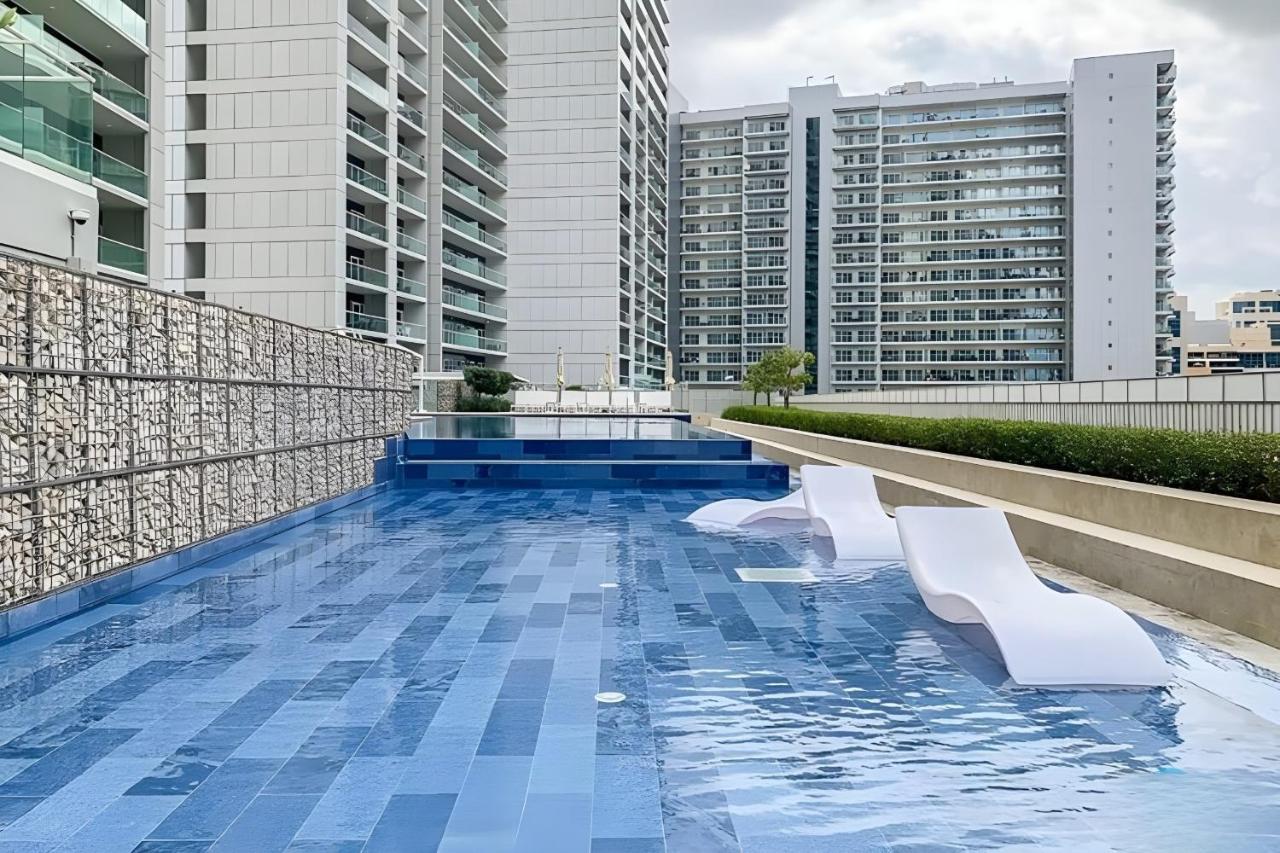 Lakeside 2-Bedroom Apartment with Pool & Gym - Business Bay - Bed and Breakfast Dubai