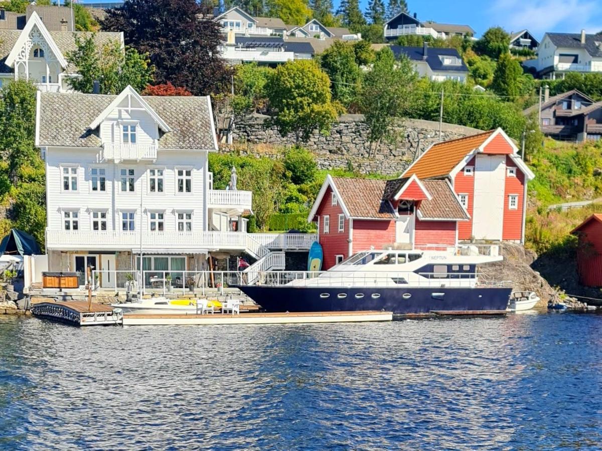 Waterfront Villa Boat Included, Near Bergen - B&B Lindås