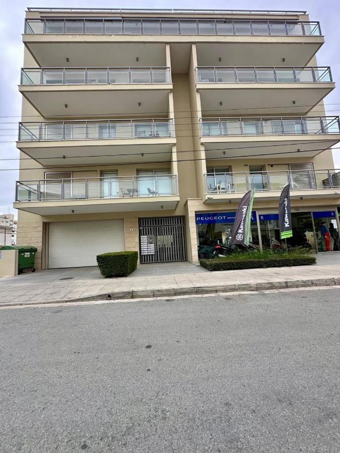 Central Luxurious 2 bedroom flat - B&B Stróvolos
