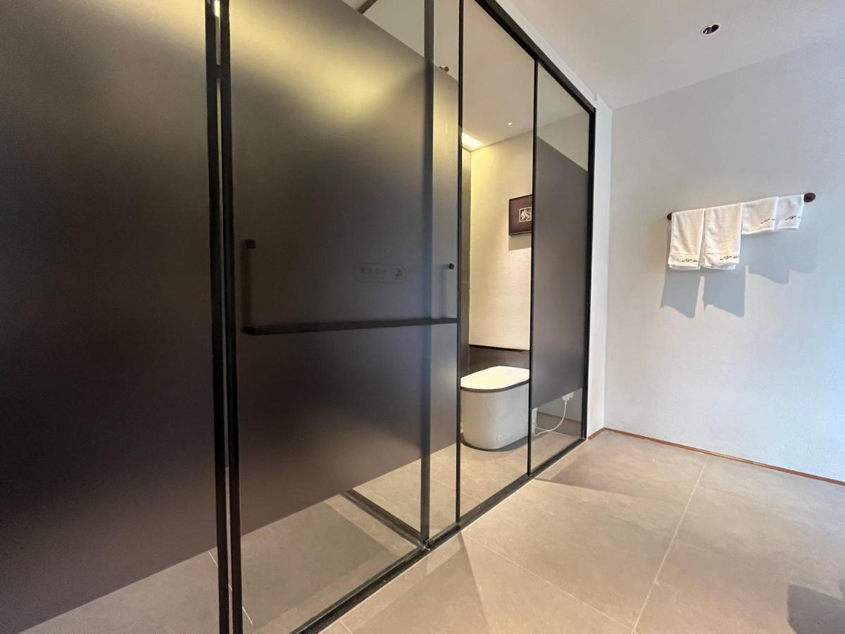 Habitación con cama grande y bañera de hidromasaje