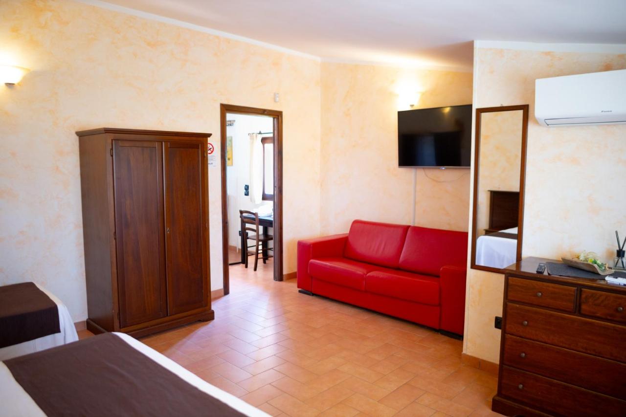 Habitación Triple con vistas a la piscina