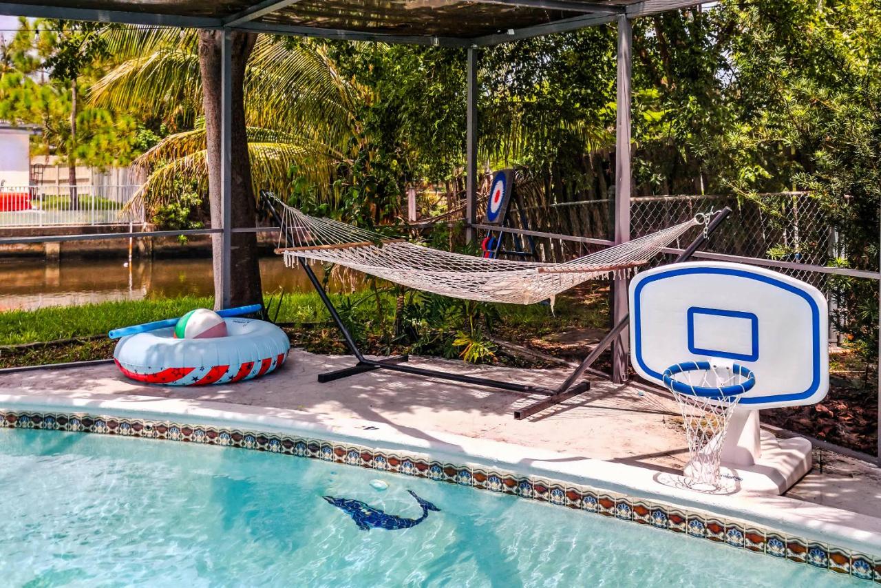 Canal views featuring indoor pool - Ferienwohnung Fort Lauderdale