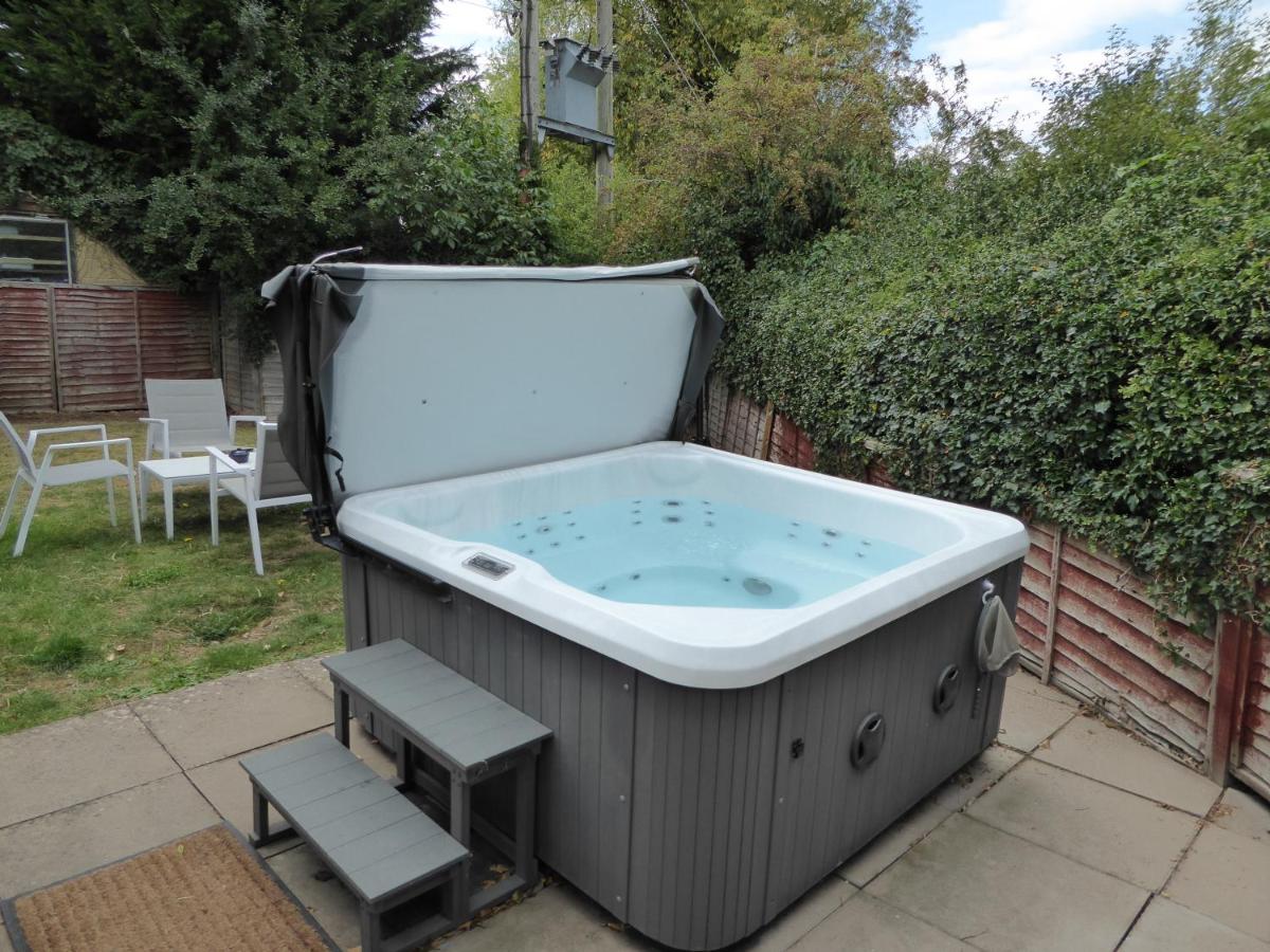 Romeo Cottage - Sleeps 4 - Open Plan Barn - Private Hot Tub & Garden - B&B