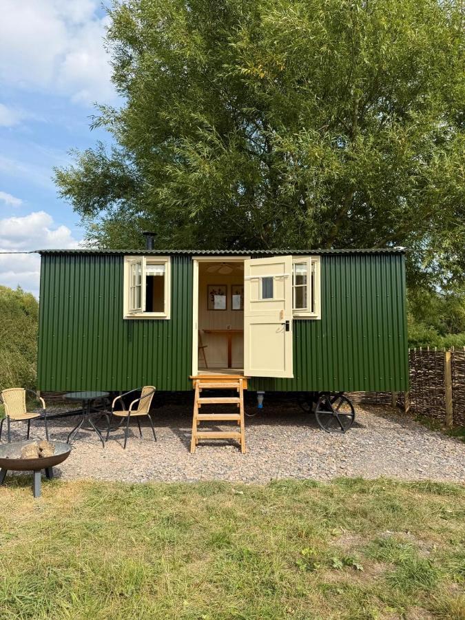 Cosy Shepherd Hut - Bed and Breakfast Kempsford