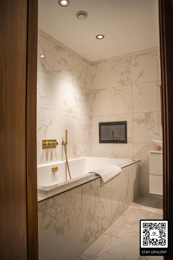 SAINT PAUL - Unrivalled 3BR Penthouse Apartment with Hot Tub Leeds - B&B Leeds