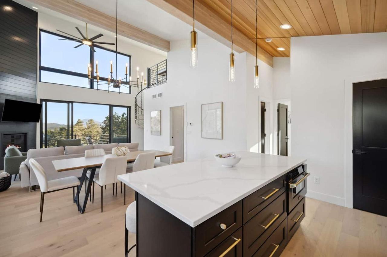 Modern Escape with Hot Tub and Scenic Views - B&B Bailey