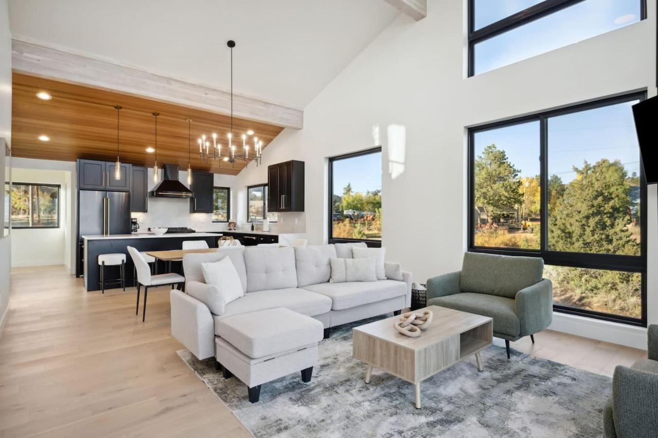 Modern Escape with Hot Tub and Scenic Views - B&B Bailey