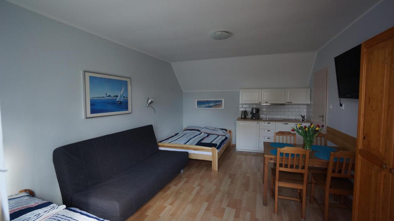Vierbettzimmer mit Küchenzeile und Balkon