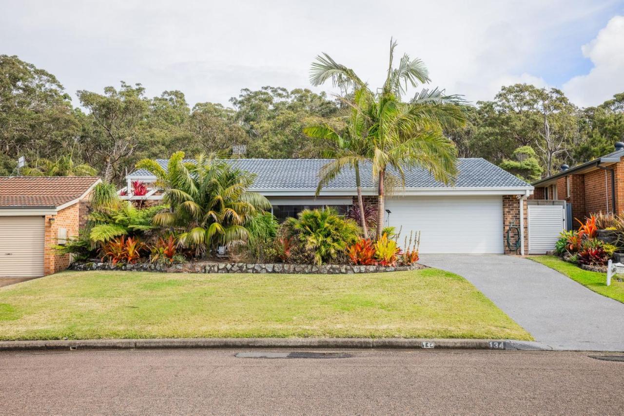 Refresh at Rocky, 134 Rocky Point Rd - Air Con, Wi-Fi, large yard - B&B Fingal Bay