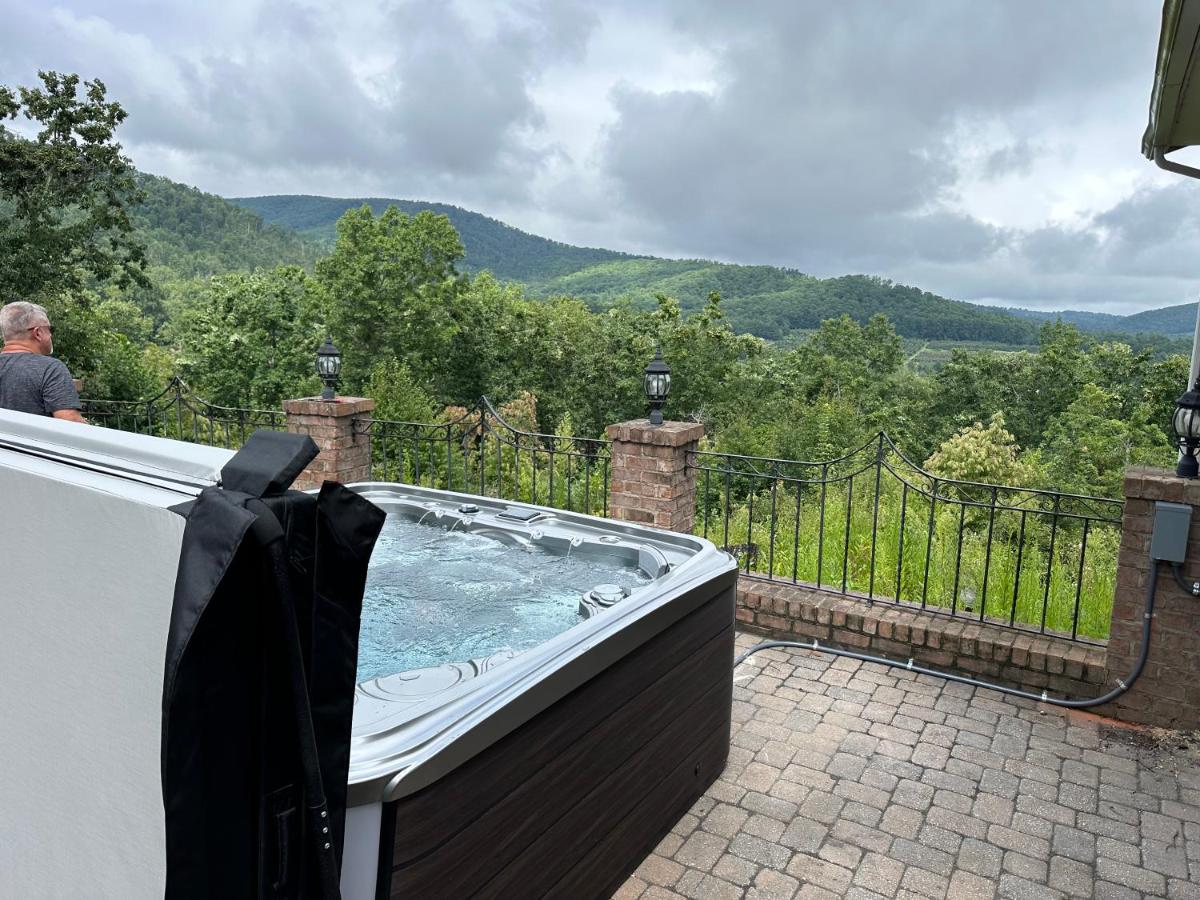 Wethero Ridge Moutain Estate & Hot tub - B&B Hendersonville