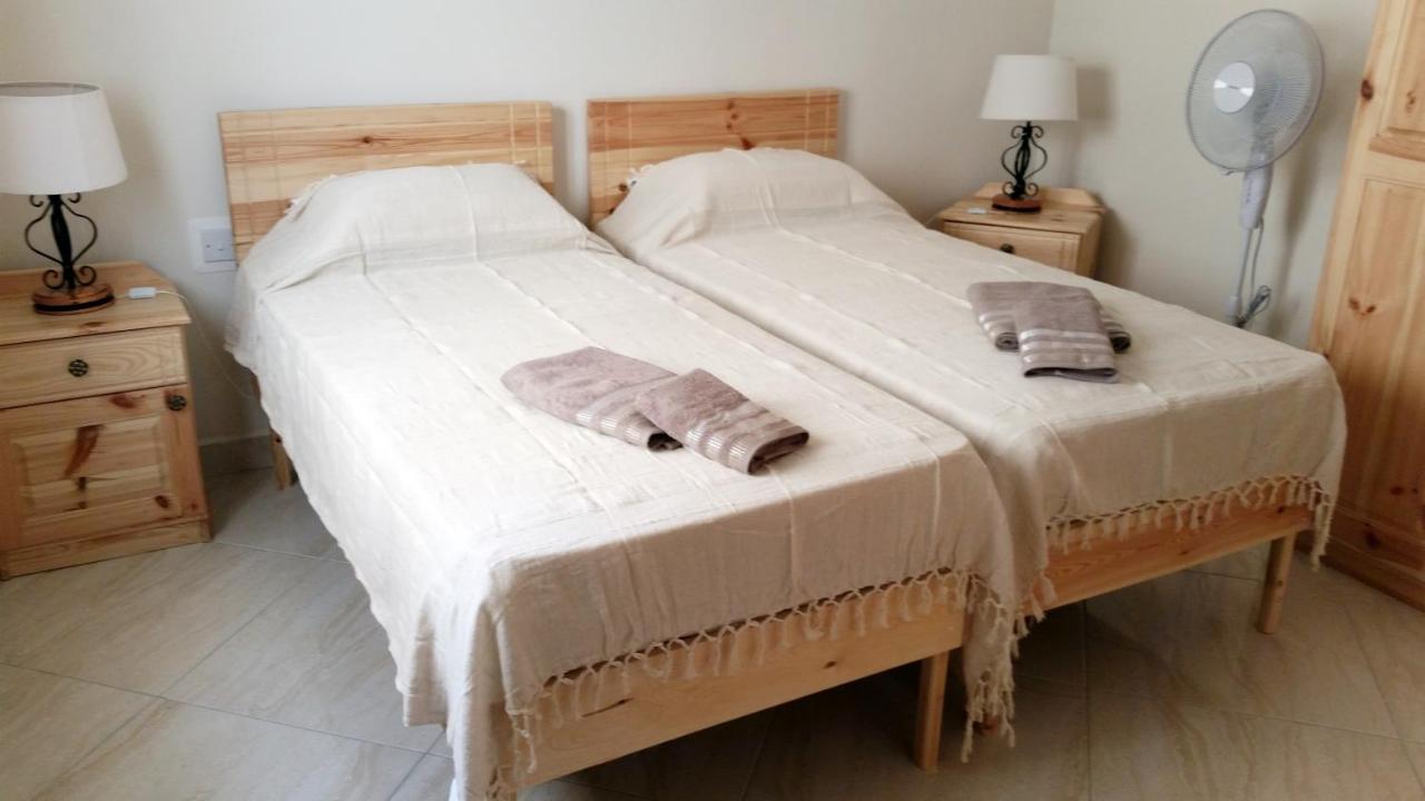 Tweepersoonskamer met 2 Aparte Bedden en Gedeelde Badkamer
