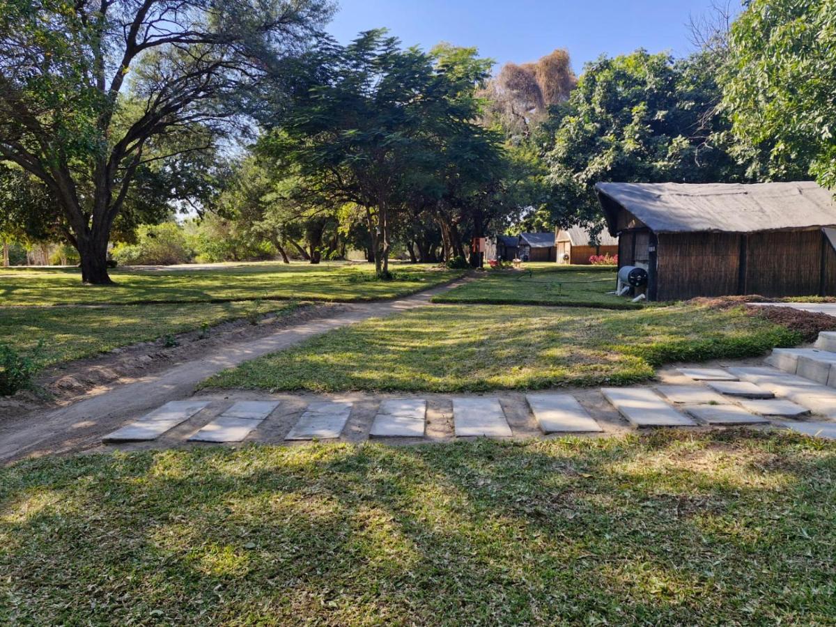 Kulota Island Lodge - B&B Katombora