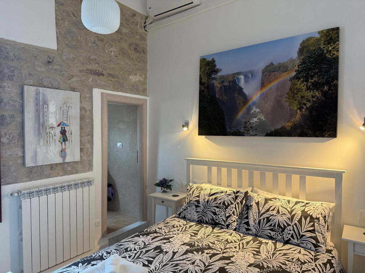 Habitación con cama extragrande y vistas a la montaña