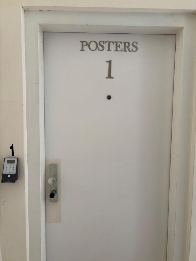 PostersApt1-Cozy Cinema Vibes - Ferienwohnung Wien