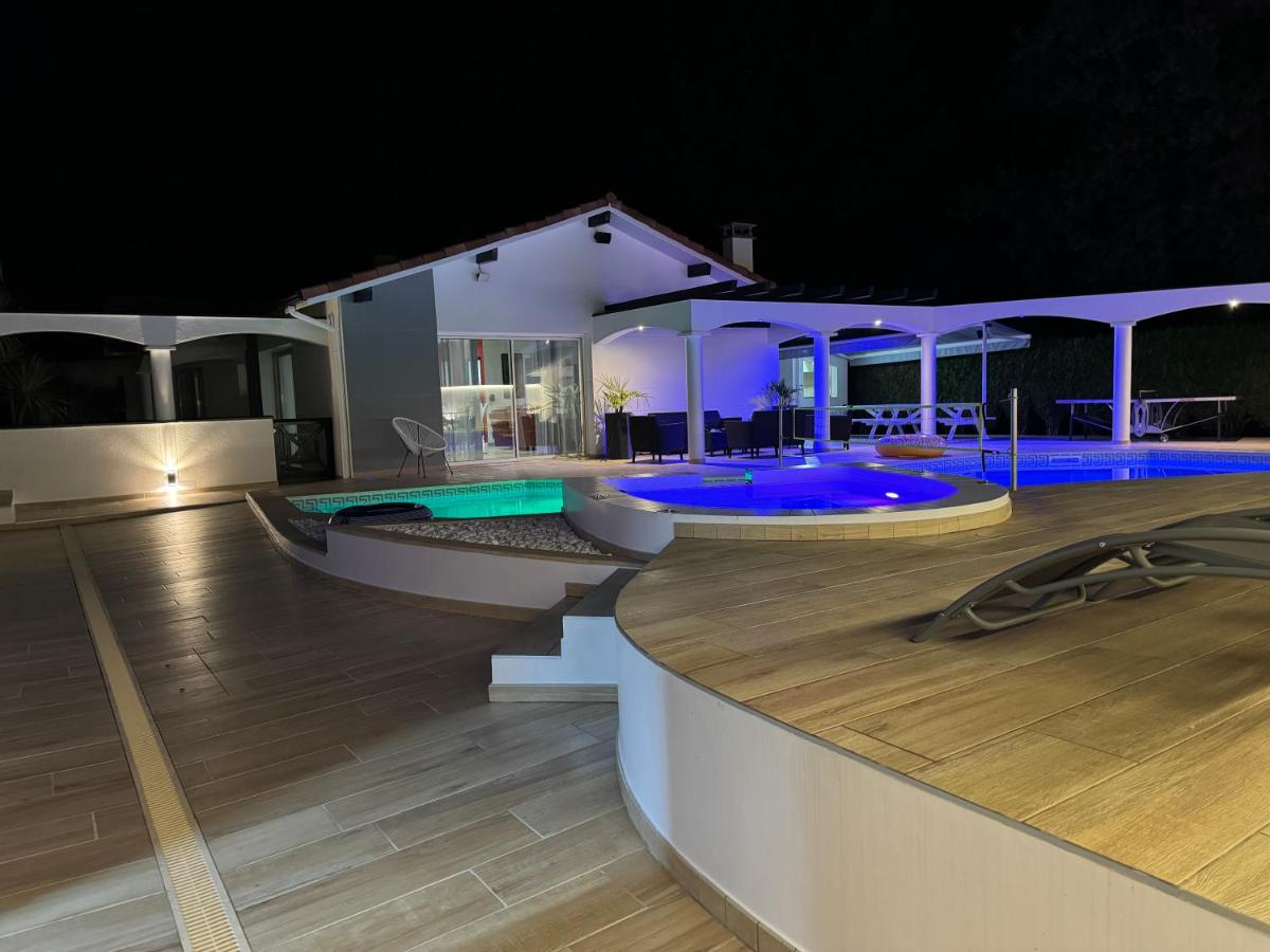 Villa Sany:10 Pers Maison 200m2 piscine , jacuzzi - B&B